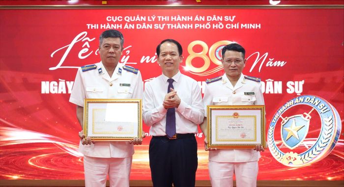  Bộ trưởng Bộ Tư pháp Hoàng Thanh Tùng trao bằng khen cho các cá nhân 