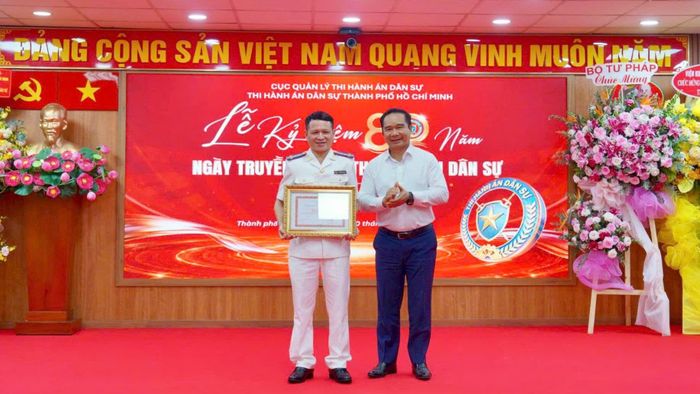  Chủ tịch UBND TPHCM Nguyễn Văn Được trao bằng khen cho tập thể THADS TPHCM 