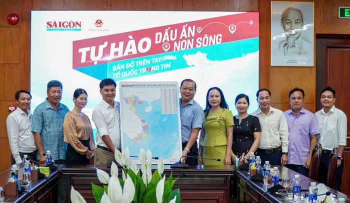  Các đại biểu chụp ảnh lưu niệm tại buổi trao tặng 
