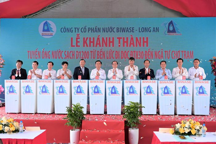 Các đại biểu thực hiện nghi thức khánh thành đường ống 