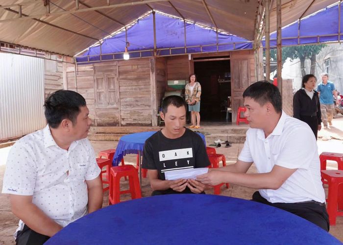 Đại diện xã Nâm Nung, tỉnh Lâm Đồng thăm hỏi, động viên, chia buồn, trao kinh phí hỗ trợ gia đình 5 em học sinh tử vong do đuối nước