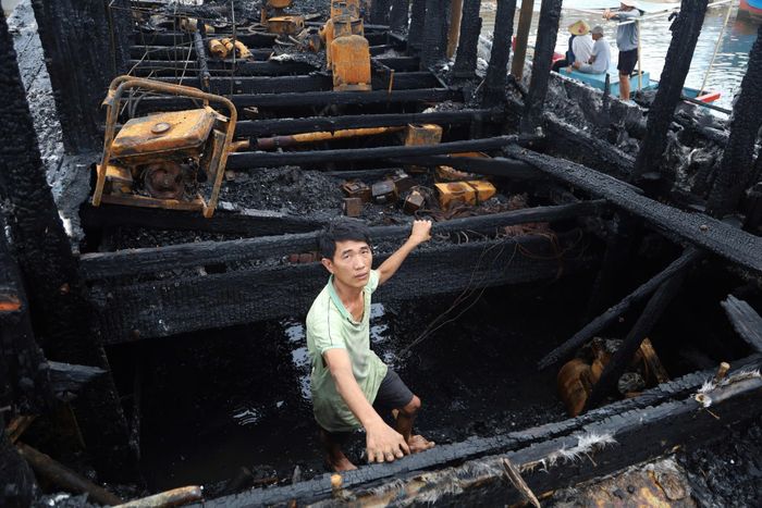  Ngư dân Võ Thanh Quang buồn bã bên tàu cá trị giá hơn 4 tỷ đồng bị thiêu rụi thành than 