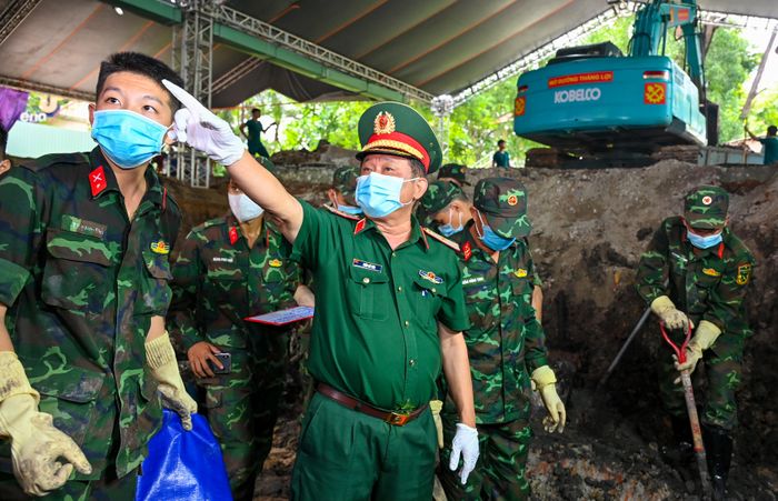  Thiếu tướng Trần Chí Tâm, trực tiếp chỉ đạo tại hiện trường. Ảnh: MẠNH THẮNG 
