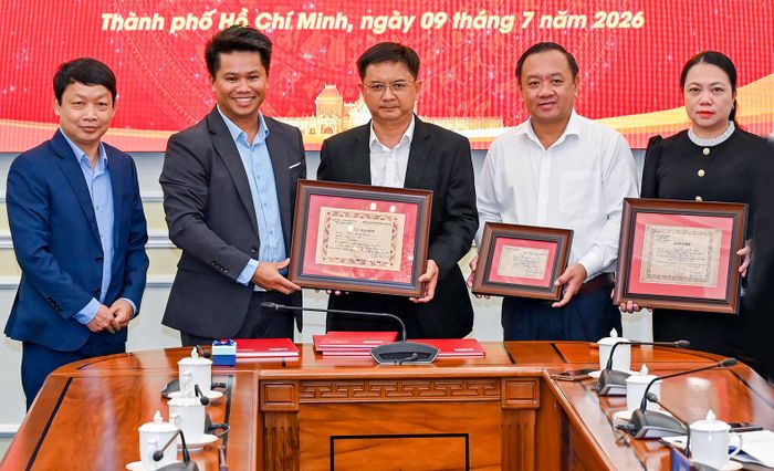  Phó Chủ tịch UBND TPHCM Nguyễn Mạnh Cường tiếp nhận kỷ vật chiến tranh và hồ sơ chôn cất liệt sĩ do nhóm nghiên cứu dự án, sáng kiến thuộc Đại học Công nghệ Texas Tech (Hoa Kỳ) trao tặng. ẢNH: MẠNH THẮNG 