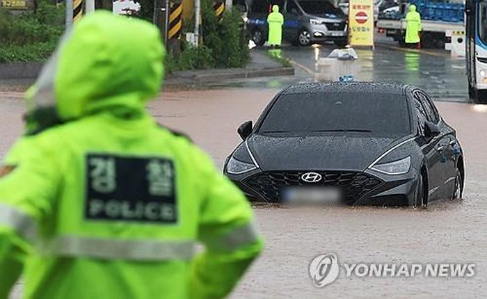  Một con đường ở thành phố Siheung, cách Seoul khoảng 25km về phía Nam, bị ngập lụt. Ảnh: Yonhap 