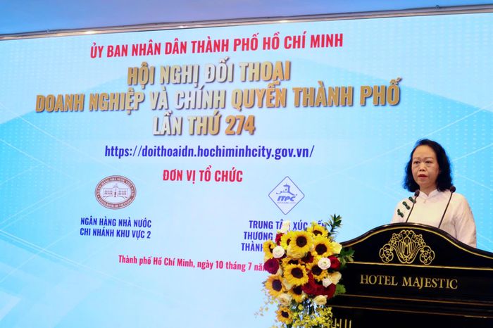  Bà Trần Thị Ngọc Liên, Phó Giám đốc NHNN Chi nhánh Khu vực 2 phát biểu tại hội nghị. Ảnh: HẠNH NHUNG 