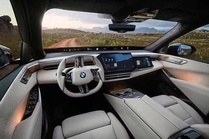 Nếu được đưa vào sản xuất, BMW X6 thế hệ mới nhiều khả năng sẽ chia sẻ nền tảng, khoang nội thất và các hệ truyền động với X5. Danh mục động cơ dự kiến sẽ bao gồm các phiên bản mild-hybrid, plug-in hybrid và thuần điện. Ngoài ra, BMW vẫn có thể duy trì tùy chọn động cơ V8 tăng áp kép dành cho các biến thể hiệu suất cao.