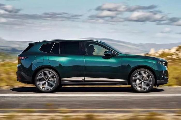Trong bản dựng của Theophilus Chin, phần đầu xe gần như được lấy nguyên từ BMW X5 Neue Klasse. Đây cũng là cách phát triển quen thuộc của BMW khi X5 và X6 thường sử dụng chung thiết kế từ đầu xe đến cột B, trước khi tách biệt ở khu vực phía sau.