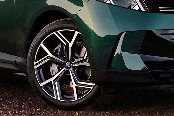 Khác biệt lớn nhất nằm ở phần thân sau, nơi X6 tiếp tục duy trì phong cách SUV coupe với đường mái vuốt thấp về phía đuôi. Thiết kế này tạo nên dáng xe thể thao hơn so với X5, đồng thời phần nhô phía sau cũng được kéo dài hơn.