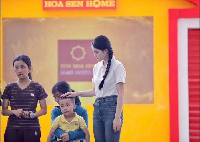 Á hậu Châu Anh tích cực tham gia các hoạt động xã hội.