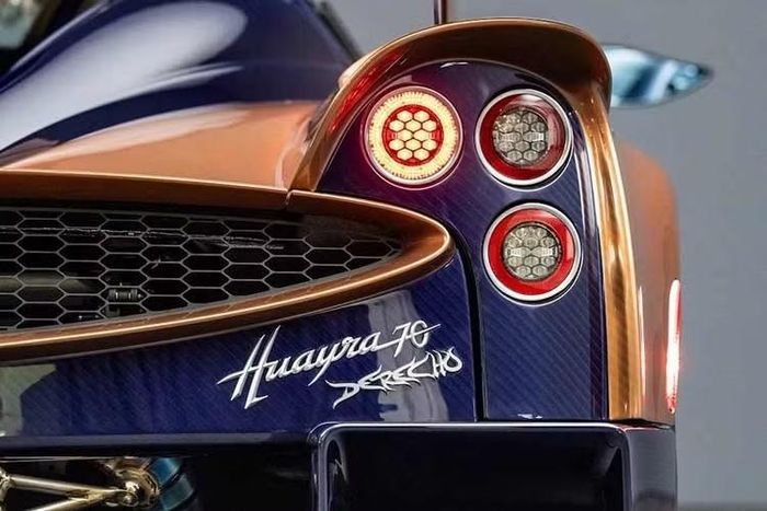 Chiếc roadster còn sở hữu các chi tiết bằng nhôm được gia công tinh xảo với lớp phủ anodized Titanium bóng bẩy. Bên cạnh đó là bộ mâm xe 20 và 21 inch, cánh gió sau nổi bật và cửa hút gió nằm phía trên đầu người ngồi.