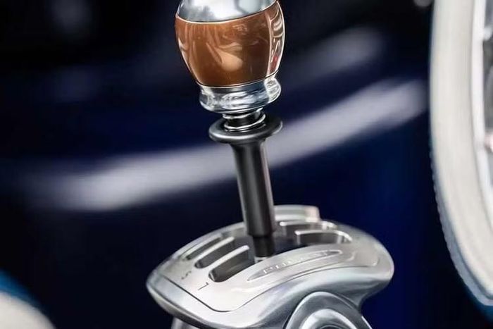 Động cơ trên chiếc Pagani Huayra 70 Derecho mui trần này được kết nối với hộp số sàn 7 cấp, truyền động đến bánh sau. Cấu hình này cho phép mẫu xe đạt tốc độ tối đa giới hạn điện tử là 350km/h.