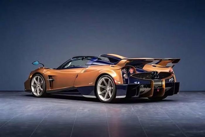 Được sản xuất bởi bộ phận coachbuild Grandi Complicazioni của công ty , Huayra 70 Derecho sở hữu ngoại thất hai tông màu với thân xe màu Cam Ngọc Trai kết hợp với các điểm nhấn màu Xanh lam.