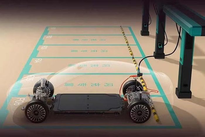 BYD đã phải triển khai chế độ làm việc hai ca, nhưng thời gian chờ nhận xe đối với một số phiên bản phổ biến vẫn kéo dài từ 2-3 tháng. Nếu đặt cạnh các đối thủ tại Mỹ, mức giá của Seal 08 càng trở nên đáng chú ý. Một chiếc Tesla Model S hay Lucid Air đều có giá khởi điểm trên 70.000 USD, trong khi BYD mang đến một mẫu sedan điện gần 700 mã lực với giá chưa bằng một nửa.