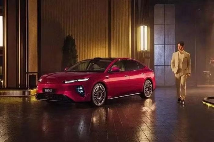 BYD đã chính thức ra mắt mẫu sedan đầu bảng Seal 08 thuộc dòng Ocean. Tại thị trường nội địa Trung Quốc, mẫu sedan cỡ lớn này có giá bán dao động từ 196.900-239.900 Nhân dân tệ (khoảng 689-839 triệu đồng). Mức giá này được đánh giá là rất cạnh tranh khi đặt cạnh thông số vận hành của xe.