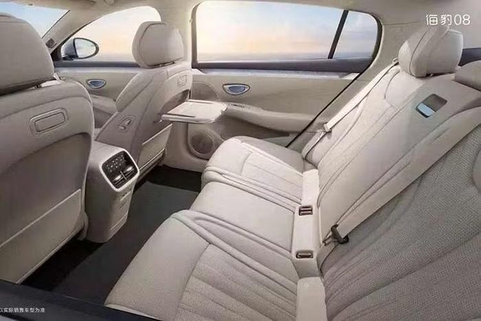 Nhu cầu tăng đột biến cũng đang tạo ra thách thức cho BYD. Với sản lượng hiện tại khoảng 8.000 chiếc Seal 08 mỗi tháng, hãng có thể mất tới 8 tháng để giải quyết lượng đơn hàng hiện có nếu không tăng công suất sản xuất.