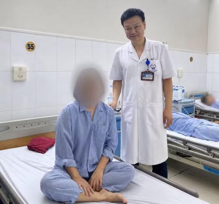 BS thăm hỏi bệnh nhân sau phẫu thuật - Ảnh BVCC