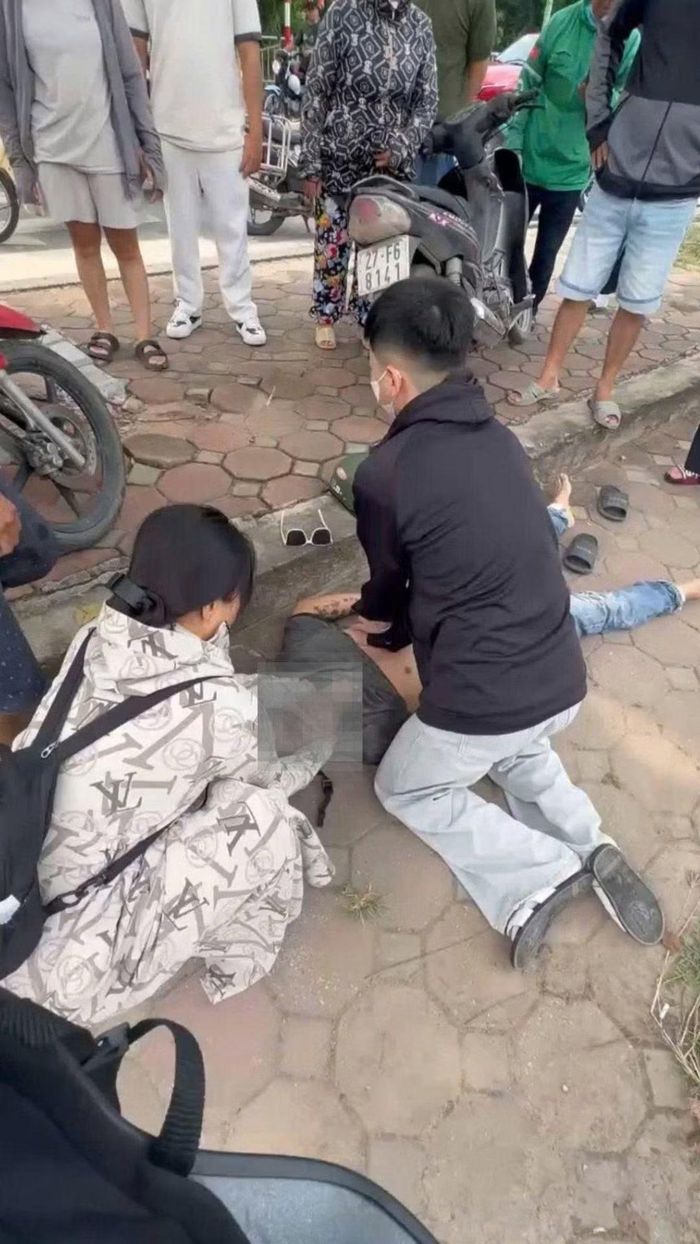 Nam sinh Bùi Trường Giang thực hiện các biên pháp chuyên môn cứu người đi đường ngã bất tỉnh. Ảnh: Cắt từ Clip