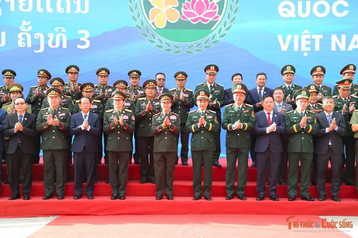 Hai đoàn chụp ảnh chung tại Cửa khẩu Thanh Thủy.