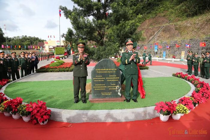 Hai đồng chí Phó thủ tướng, Bộ trưởng Bộ Quốc phòng Việt Nam - Lào trồng cây hữu nghị tại khuôn viên Cột mốc 460.