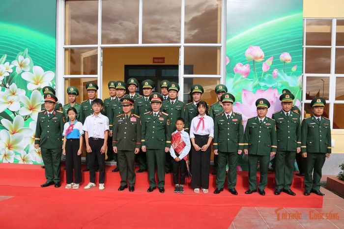 Đại tướng Phan Văn Giang và Đại tướng Khamliang Outhakaysone thăm hỏi, động viên các em học sinh tham gia lễ đón.