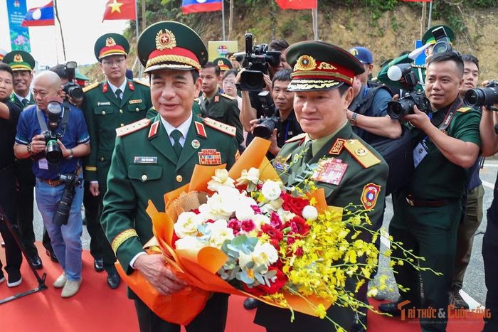Đại tướng Phan Văn Giang đón Đại tướng Khamliang Outhakaysone tại Cửa khẩu Thanh Thủy.