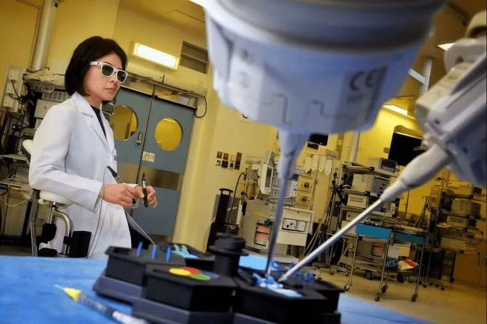 Một bước tiến đáng chú ý vừa được Đại học Hong Kong (HKUMed) và Bệnh viện Queen Mary công bố khi hệ thống robot vi phẫu đã hỗ trợ thành công 48 ca mổ kể từ tháng 6/2025 mà không ghi nhận biến chứng liên quan đến robot, đồng thời lập hai kỷ lục thế giới gồm ca ghép gan từ người hiến sống có hỗ trợ robot trong giai đoạn vi phẫu và kỹ thuật nối vi mạch qua đường rạch sau chân tóc cho bệnh nhân ung thư vùng đầu cổ.