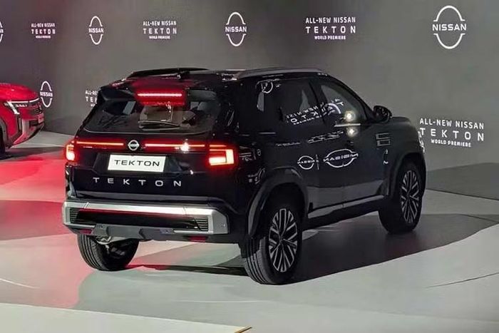 Trên thực tế, Nissan Tekton vẫn giữ nguyên kiểu dáng tổng thể của Dacia Duster nhưng được thiết kế lại phần đầu theo phong cách của Patrol thế hệ mới. Tại đây, xe đi kèm cụm đèn pha nối liền với các hốc hút gió đặt dọc trên cản trước, bao quanh tấm ốp gầm giả nhôm. Trong khi đó, lưới tản nhiệt cỡ lớn được nhấn mạnh bằng các chi tiết mạ crôm.