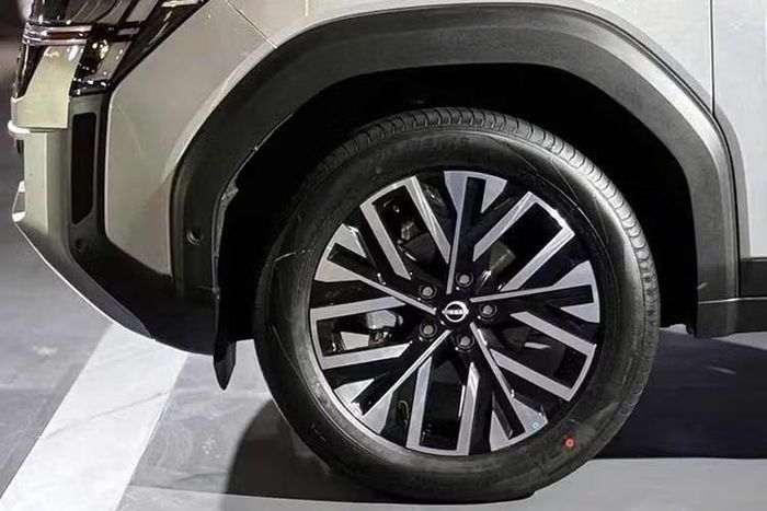 Thiết kế thân xe gần như giống với Renault và Dacia Duster nhưng Nissan Tekton được phân biệt bằng các khe gió bên sườn mới cùng bộ mâm hợp kim đa chấu kích thước 18 inch. Phía sau, những thay đổi chủ yếu nằm ở đồ họa đèn hậu LED và cản sau được tinh chỉnh với chi tiết giả nhôm.