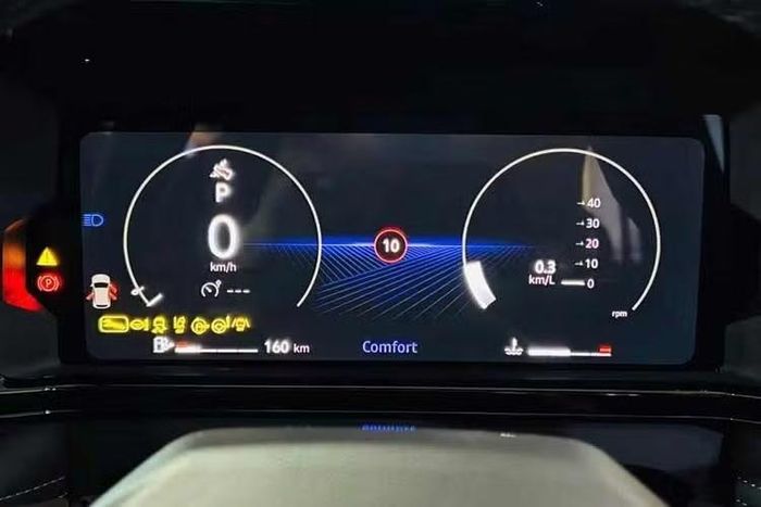 Phiên bản cao cấp nhất được trang bị nội thất phối hai màu trắng và tím, kết hợp các chi tiết màu đồng, tạo nên phong cách khá khác biệt. Khoang lái kỹ thuật số gồm bảng đồng hồ 10,25 inch và màn hình giải trí cảm ứng 10,1 inch, cả hai đều đặt trên cùng một cụm hiển thị.