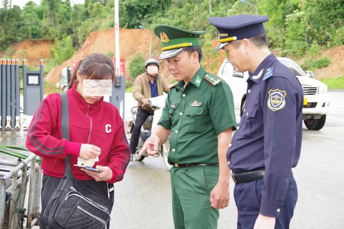 Kiểm tra đối tượng có dấu hiệu nghi vấn tại Trạm Cửa khẩu quốc tế Bờ Y.