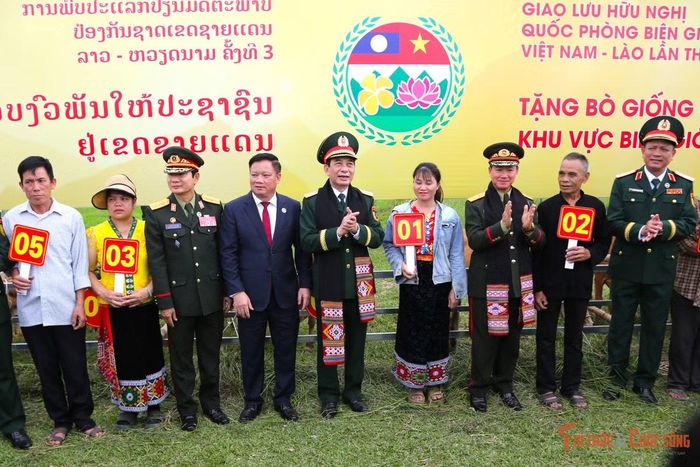 Các đại biểu trao bò giống tặng bà con nhân dân có hoàn cảnh khó khăn của hai xã biên giới Kim Bảng và Sơn Lâm (Nghệ An).