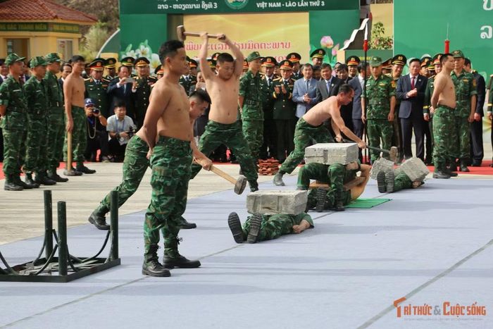 Bộ đội Biên phòng Nghệ An trình diễn võ khí công.