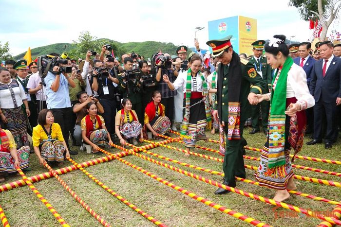 Đại tướng Phan Văn Giang và Đại tướng Khamliang Outhakaysone tham gia các trò chơi truyền thống và giao lưu với người dân biên giới.
