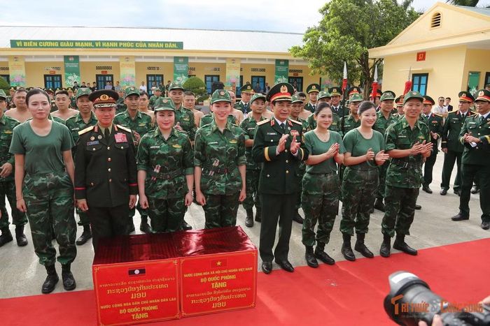 Đại tướng Phan Văn Giang và Đại tướng Khamliang Outhakaysone trao quà tặng lực lượng trình diễn võ thuật.