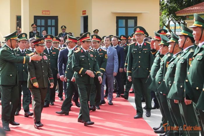 Đại tướng Phan Văn Giang và Đại tướng Khamliang Outhakaysone, các đại biểu, thăm cán bộ, chiến sĩ Đồn Biên phòng Cửa khẩu Thanh Thủy.
