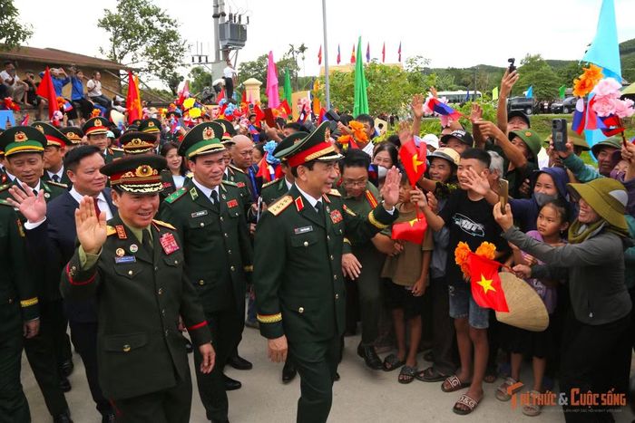 Bà con nhân dân biên giới chào mừng hai Phó thủ tướng, Bộ trưởng Bộ Quốc phòng Việt Nam - Lào đến dự Lễ sơ kết kết nghĩa cụm dân cư hai bên biên giới.