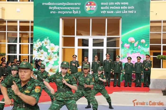 Đại biểu hai đoàn tham quan biểu diễn võ thuật.