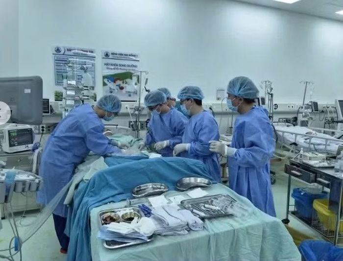 Ê- kíp can thiệp đặt ECMO để cứu bệnh nhi - Ảnh BVCC
