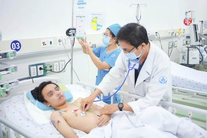Bác sĩ thăm khám cho bệnh nhân - Ảnh BVCC