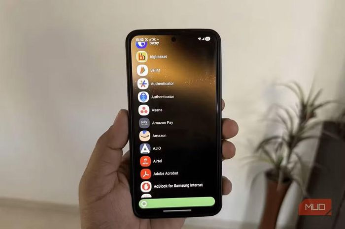 Ở nhóm tùy biến giao diện, KISS Launcher chỉ nặng khoảng 250KB nhưng vẫn mang đến khả năng tìm kiếm thông minh, cho phép mở nhanh ứng dụng, danh bạ, cài đặt hay tìm kiếm trên web ngay từ màn hình chính, góp phần tăng tốc thao tác trên cả những smartphone Android cấu hình tầm trung hoặc đời cũ. (Ảnh: MUO)
