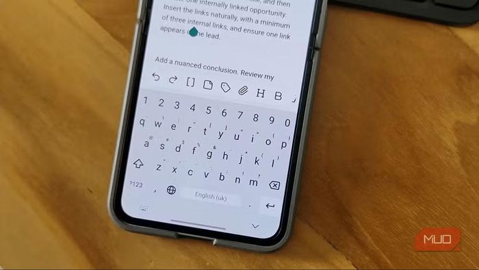 Đáng chú ý nhất là Simple Keyboard, ứng dụng bàn phím tối giản gần như loại bỏ toàn bộ tính năng dư thừa như AI, GIF, sticker hay emoji để tập trung vào trải nghiệm gõ văn bản nhanh, đồng thời cam kết không thu thập dữ liệu người dùng và không cần quyền truy cập Internet, phù hợp với những ai đề cao tính riêng tư.(Ảnh: MUO)