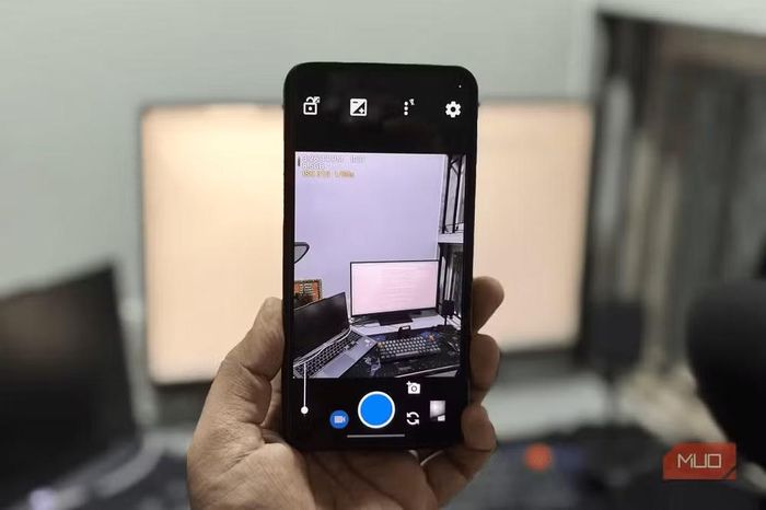 Nếu ứng dụng camera mặc định khiến bạn khó chịu vì quá nhiều tính năng AI và hiệu ứng không cần thiết, Open Camera sẽ là lựa chọn đáng cân nhắc khi hỗ trợ đầy đủ các chế độ chuyên nghiệp như HDR, chụp RAW, chụp liên tục, khử nhiễu và đặc biệt có tính năng Auto Level giúp tự động cân bằng khung hình sau khi chụp.(Ảnh: MUO)