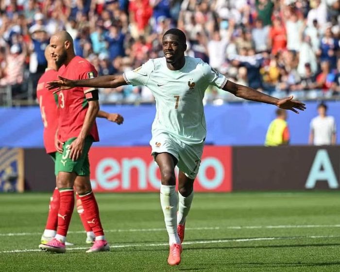 Tiền đạo Ousmane Dembele ăn mừng bàn nâng tỷ số lên 2-0. Ảnh: Getty.