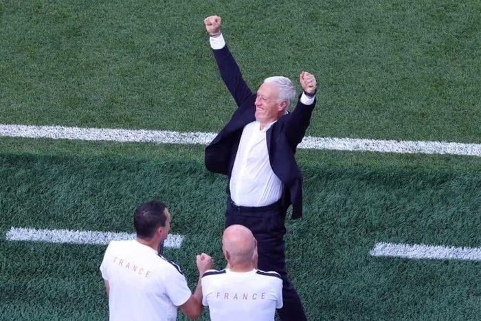 HLV Didier Deschamps tươi cười khi Pháp đánh bại Ma Rốc 2-0 để vào bán kết World Cup 2026. Ảnh: Getty.