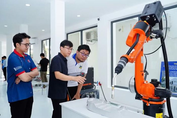 Chuyên gia doanh nghiệp hướng dẫn sinh viên thực hành tại Trung tâm Đào tạo, nghiên cứu, ứng dụng Robot và Trí tuệ nhân tạo của Trường Đại học Bách khoa - Đại học Đà Nẵng.