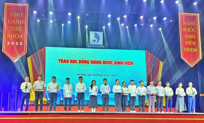 Doanh nghiệp trao Học bổng “Nâng bước sinh viên” Đại học Đà Nẵng.
