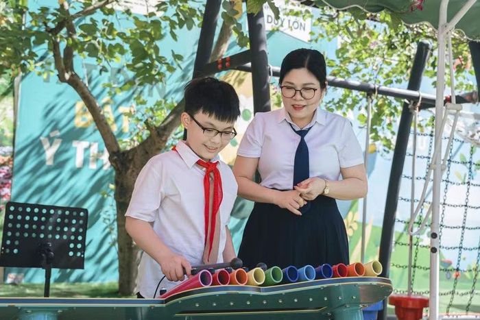 Hiệu trưởng Trường TH Ngô Quyền - Nguyễn Thị Thao trải nghiệm cùng học sinh tại Khu vườn âm nhạc.