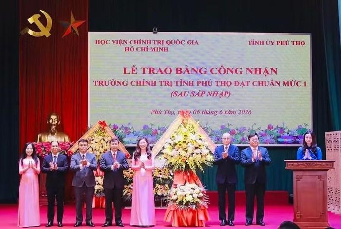 Lãnh đạo tỉnh Phú Thọ tặng hoa chúc mừng nhà trường.