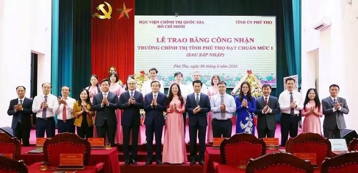 Đại biểu chụp ảnh lưu niệm cùng lãnh đạo nhà trường.